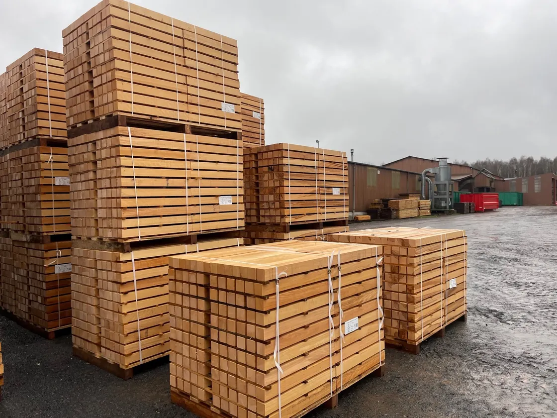 Paquets de carrelets de hêtre de section 70 × 70 mm sur le parc