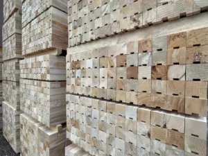 Bouts de chevrons de hêtre rainurés empilés en paquets