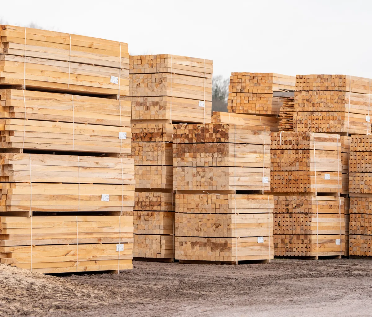 Paquets de chevrons et carrelets de hêtre stockés sur le parc