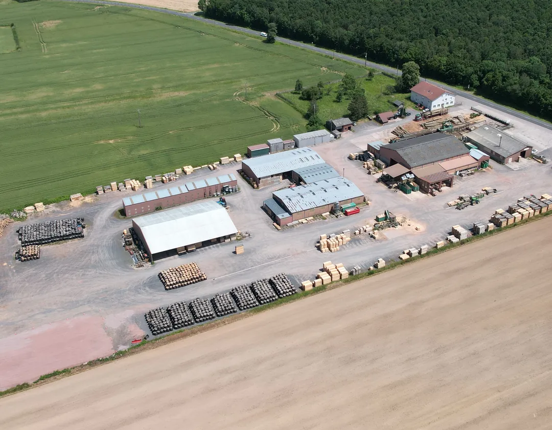 Bâtiments, parc à grumes et paquets de sciages du site d'Anglemont vus du ciel